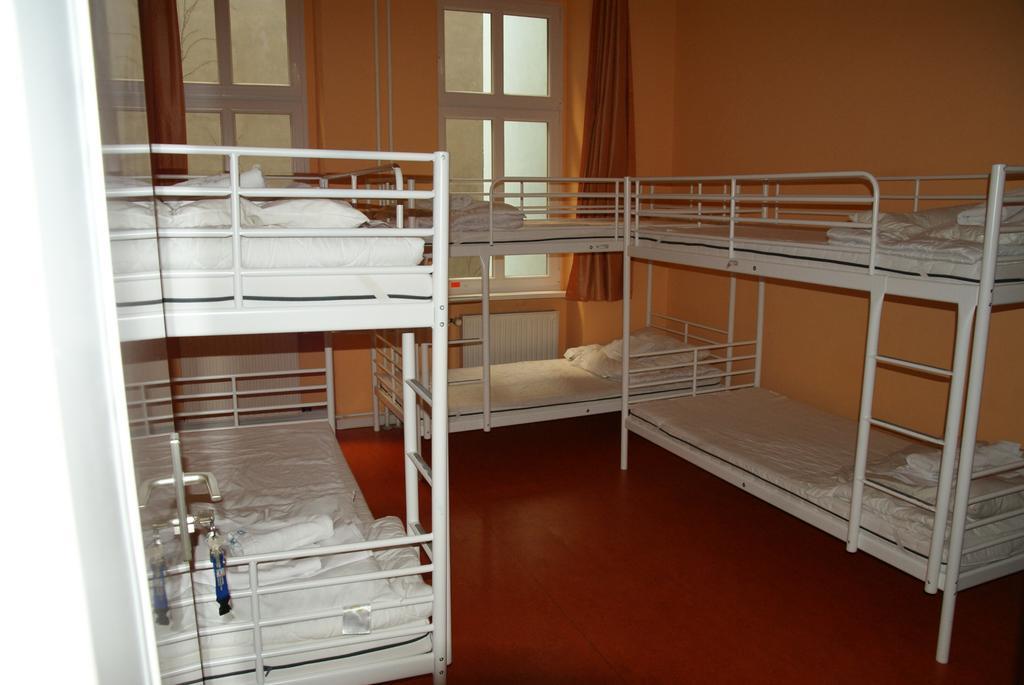 Single Bed 6-Bed Dormitory Room